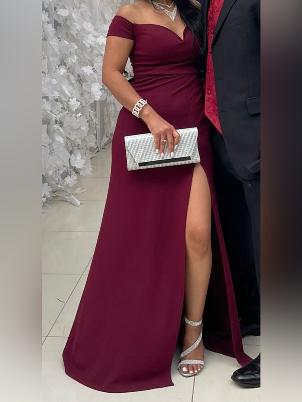 Windsor / Elegant Off-Shoulder Burgundy Dress